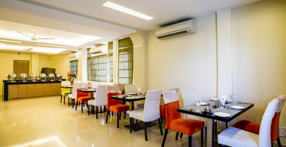 Clarks Inn Nehru Place New Delhi Buitenkant foto